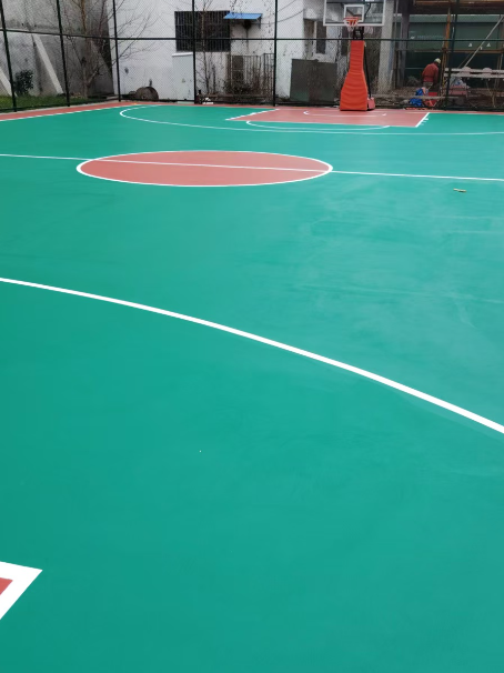 威信 球场长期使用易出现地面开裂